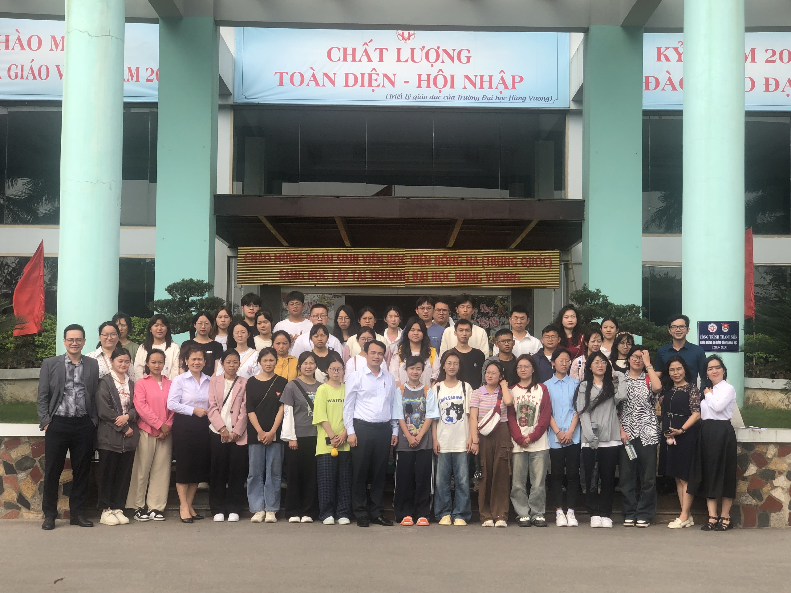Welcome 40 students from Honghe University to study Vietnamese at Hung Vuong University